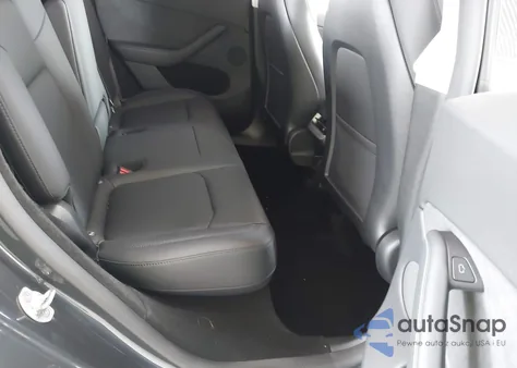 2024 Tesla Model Y Long Range Dual Motor All-Wheel Drive z USA, uszkodzony, nr VIN 7SAYGDEE1RA269195